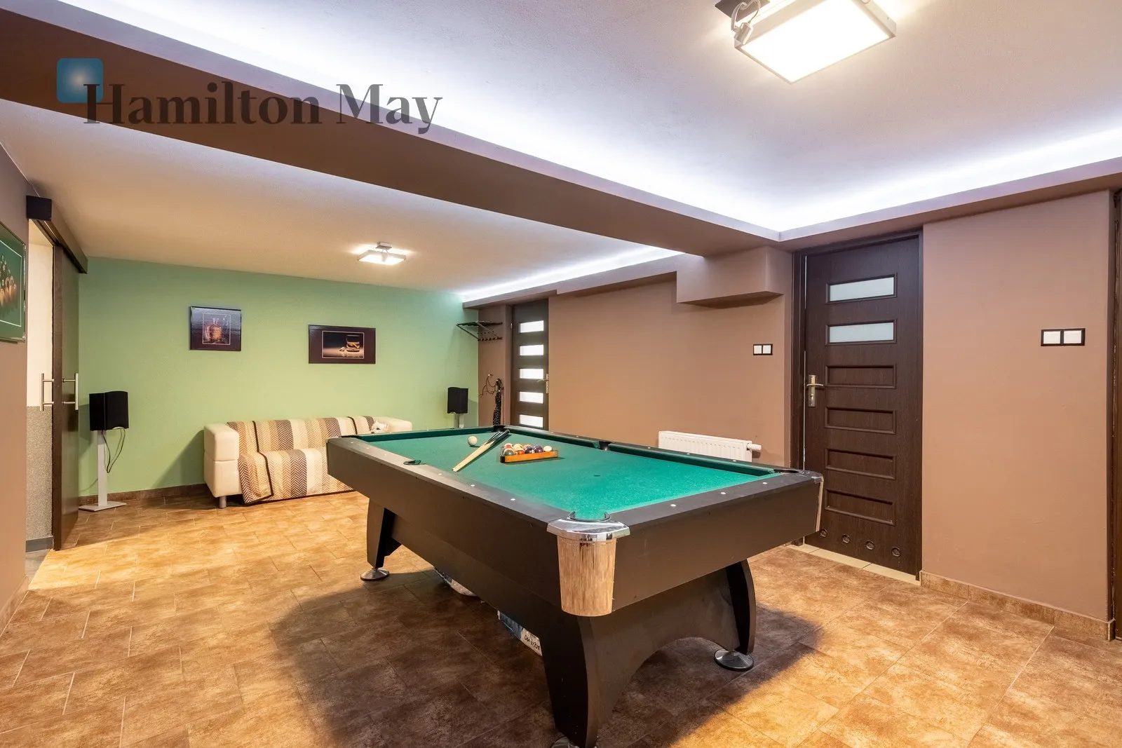 Plot size: 600m2 Price/m2: 11000 PLN - slider