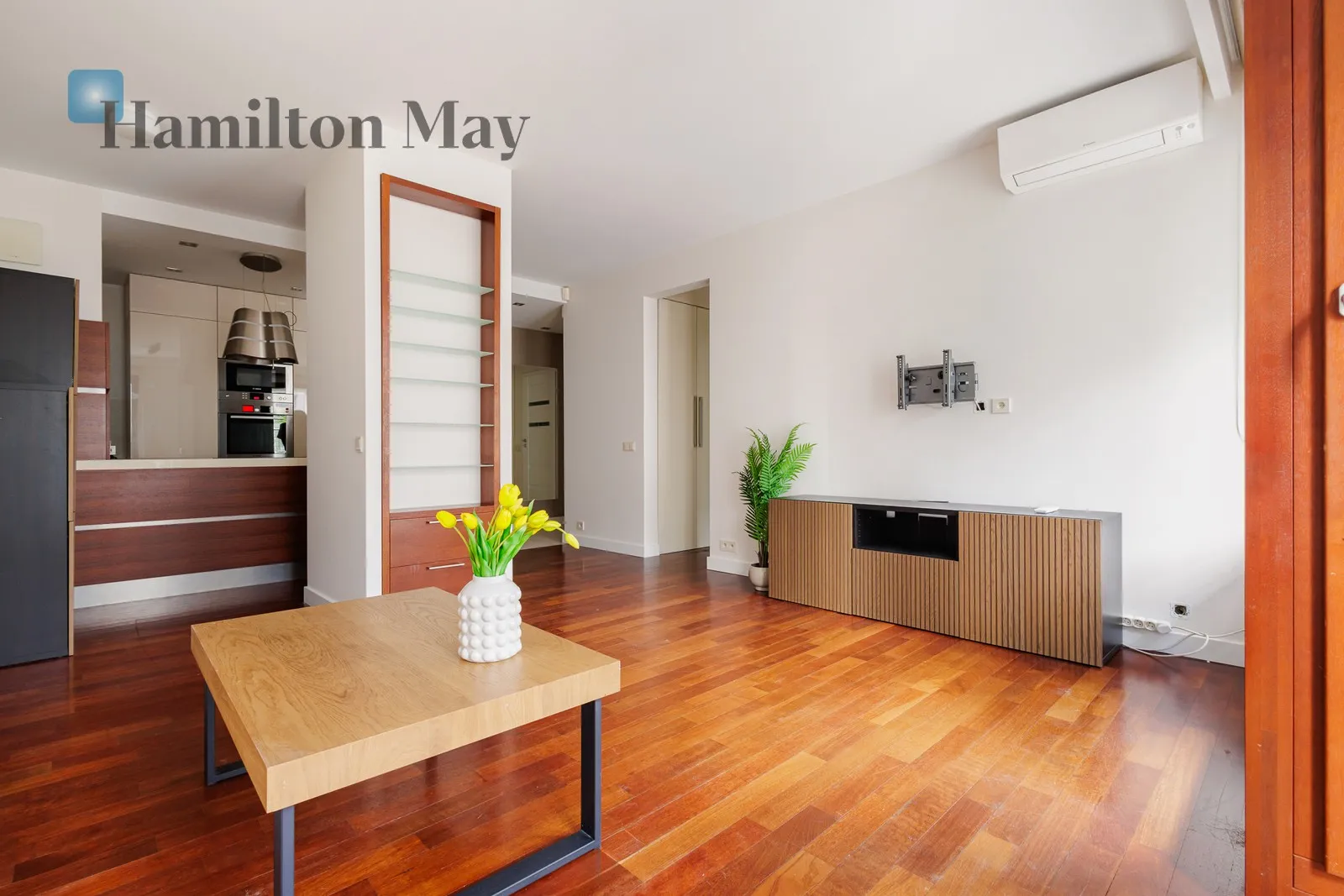 Street: Pańska Region: Wola Subregion: Czyste Distance to centre: 1.55 km Level: 2 Price: 4900 PLN Bedrooms: 1 Bathrooms: 1 Size: 55m2 Price/m2: 89 PLN - slider