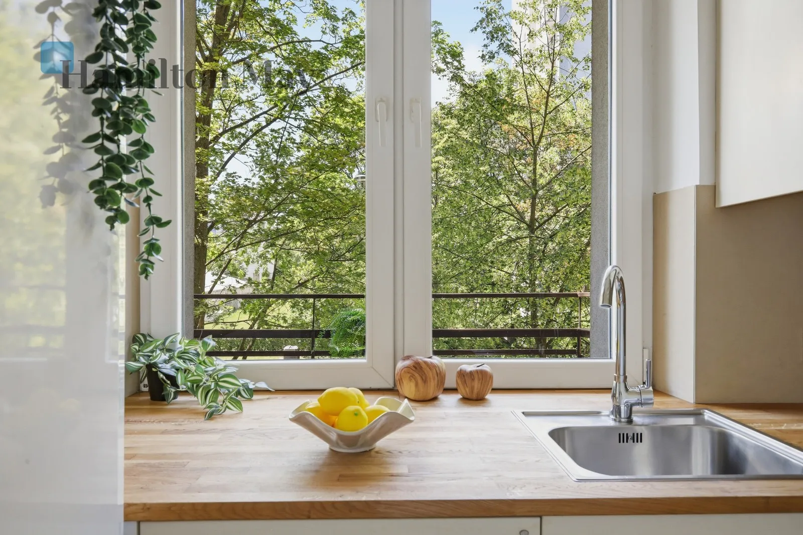 City: Warszawa Street: Stanisława Dubois Region: Śródmieście Subregion: Muranów Distance to centre: 2.82 km Level: 2 Price: 920000 PLN Bedrooms: 1 - slider