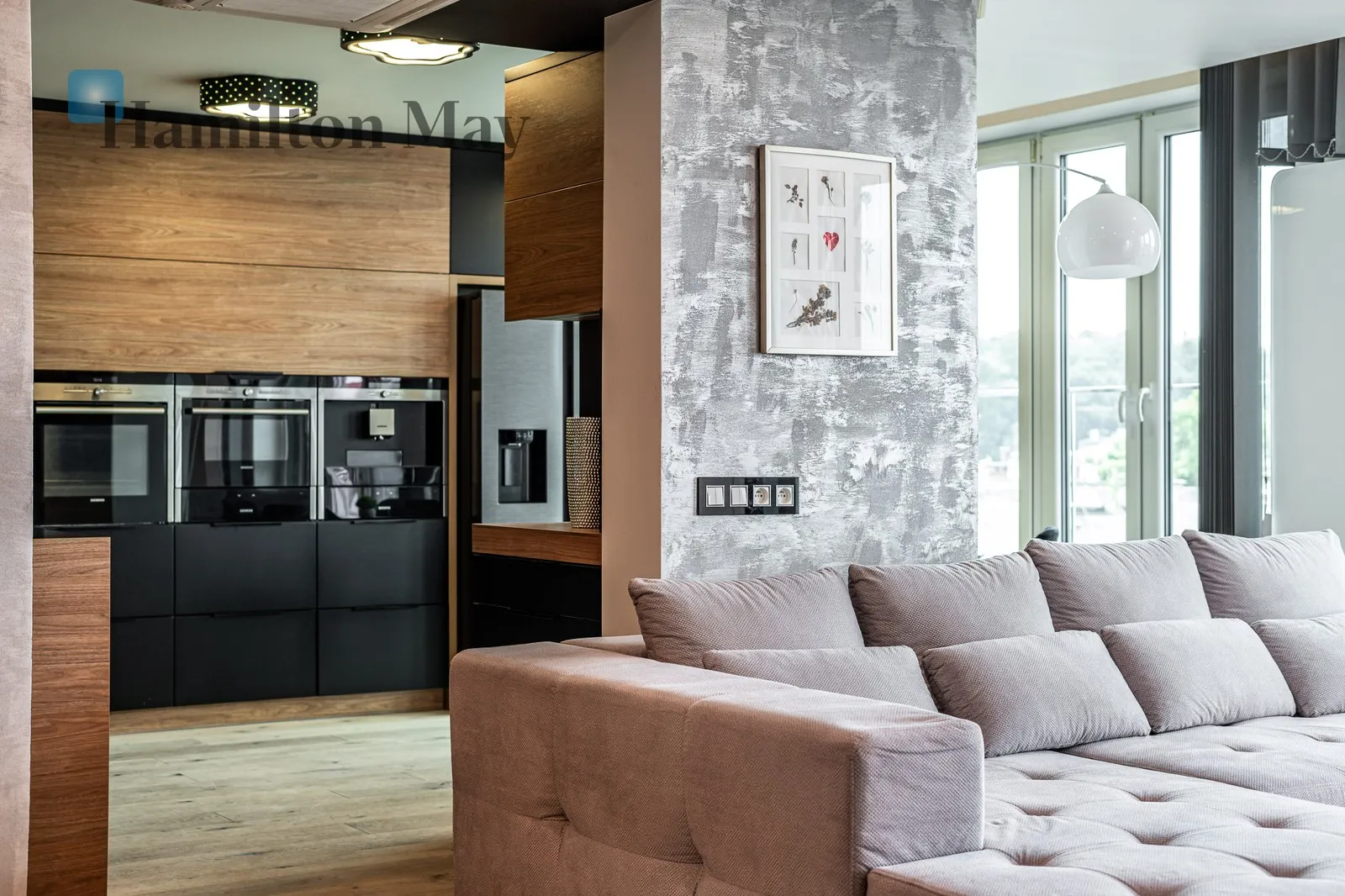 Street: Nadwiślańska Region: Podgórze Distance to centre: 1.92 km Level: 6 Price: 12000 PLN Bedrooms: 3 Bathrooms: 2 Size: 160m2 - slider