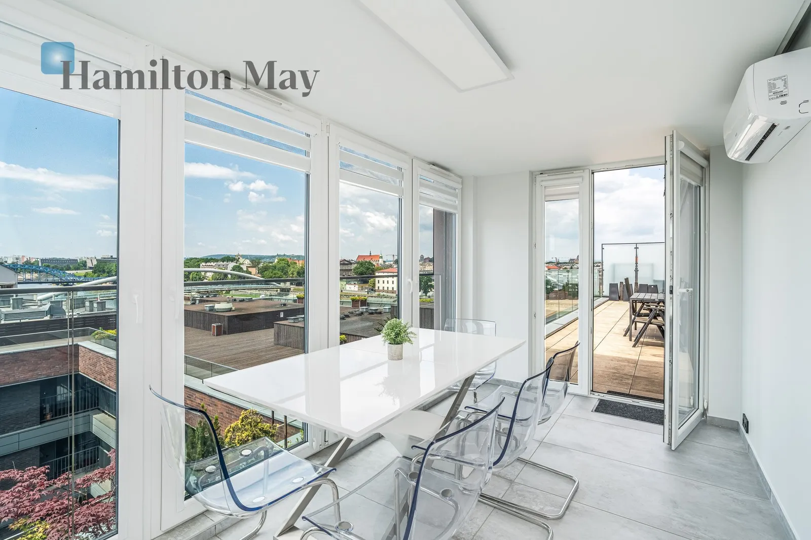 City: Kraków Street: Nadwiślańska Region: Podgórze Distance to centre: 1.92 km Level: 6 Price: 12000 PLN Bedrooms: 3 Bathrooms: 2 Size: 160m2 Price/m2: 75 PLN - slider