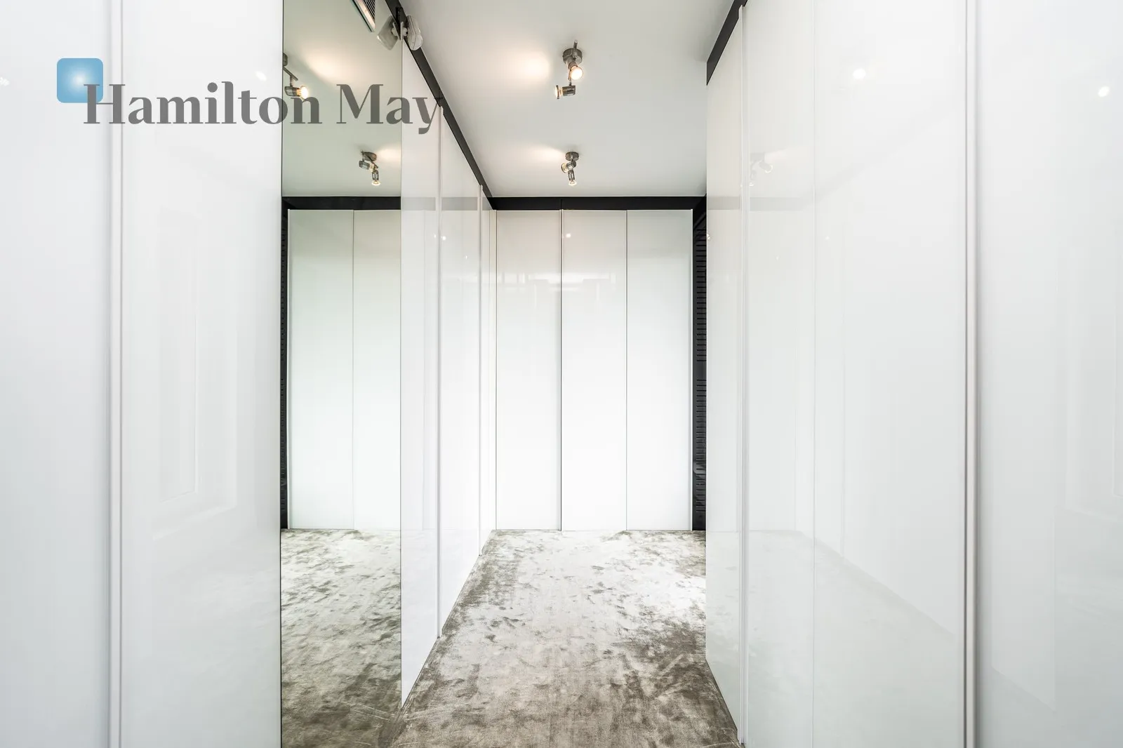 Distance to centre: 1.92 km Level: 6 Price: 12000 PLN Bedrooms: 3 - slider