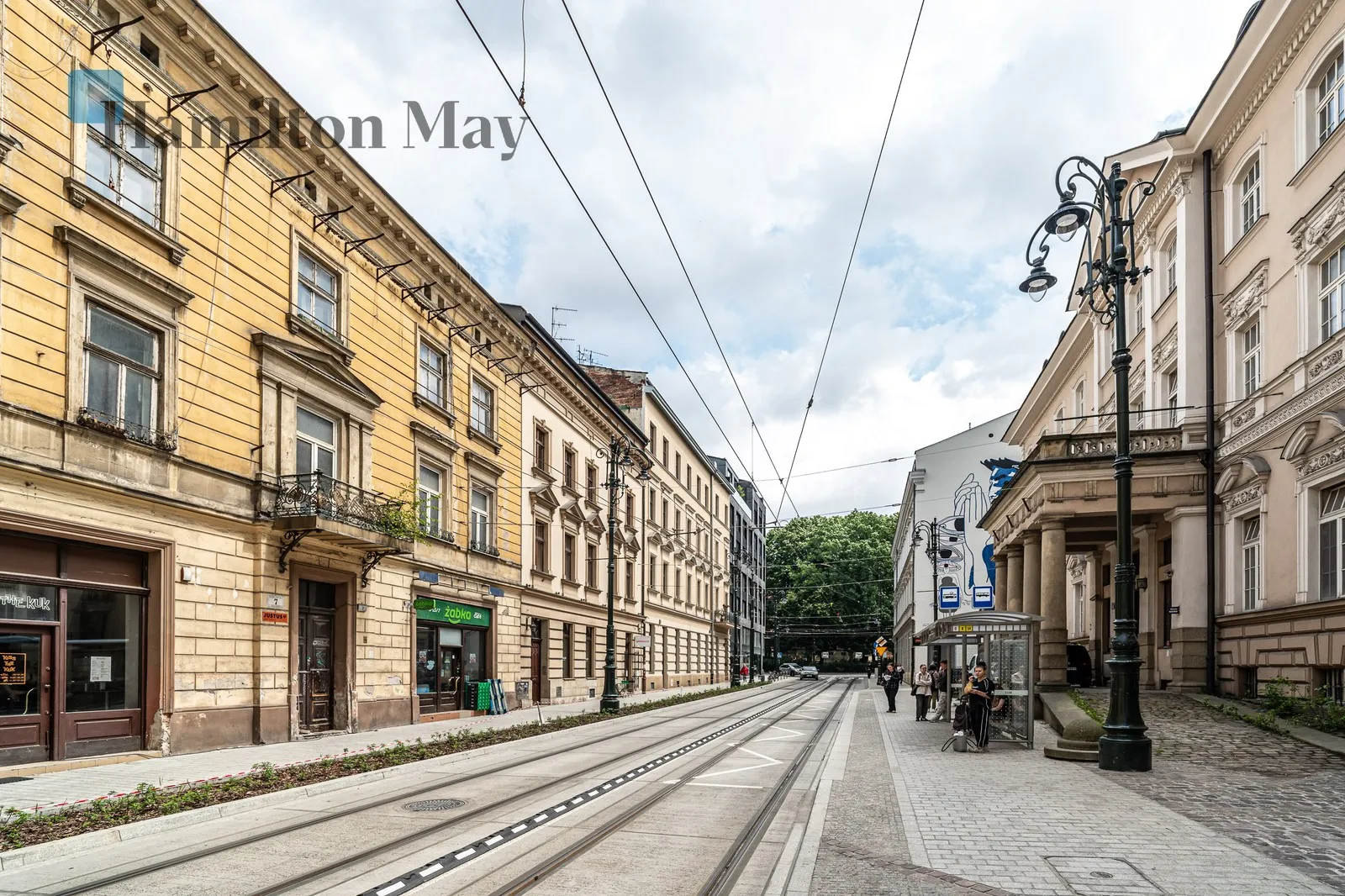 Przestrzenne mieszkanie w Starym Mieście, w kameralnej rodzinnej kamienicy - slider