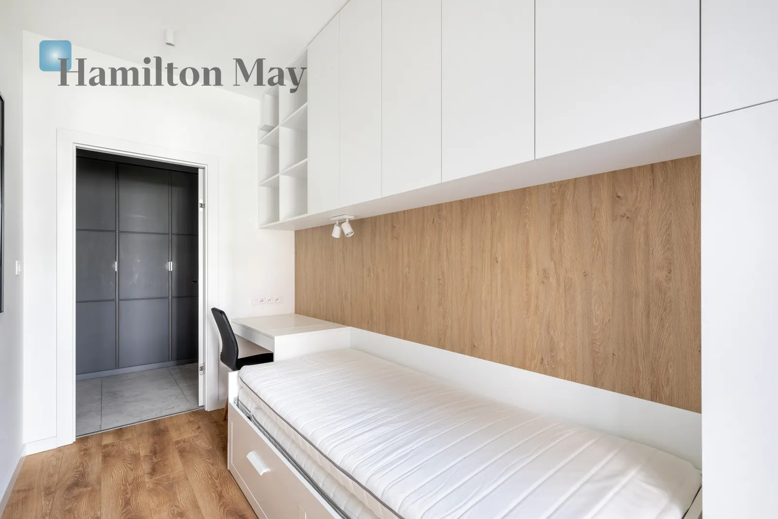 Region: Stare Miasto Distance to centre: 1.56 km Level: 1 Price: 4000 PLN Bedrooms: 2 - slider