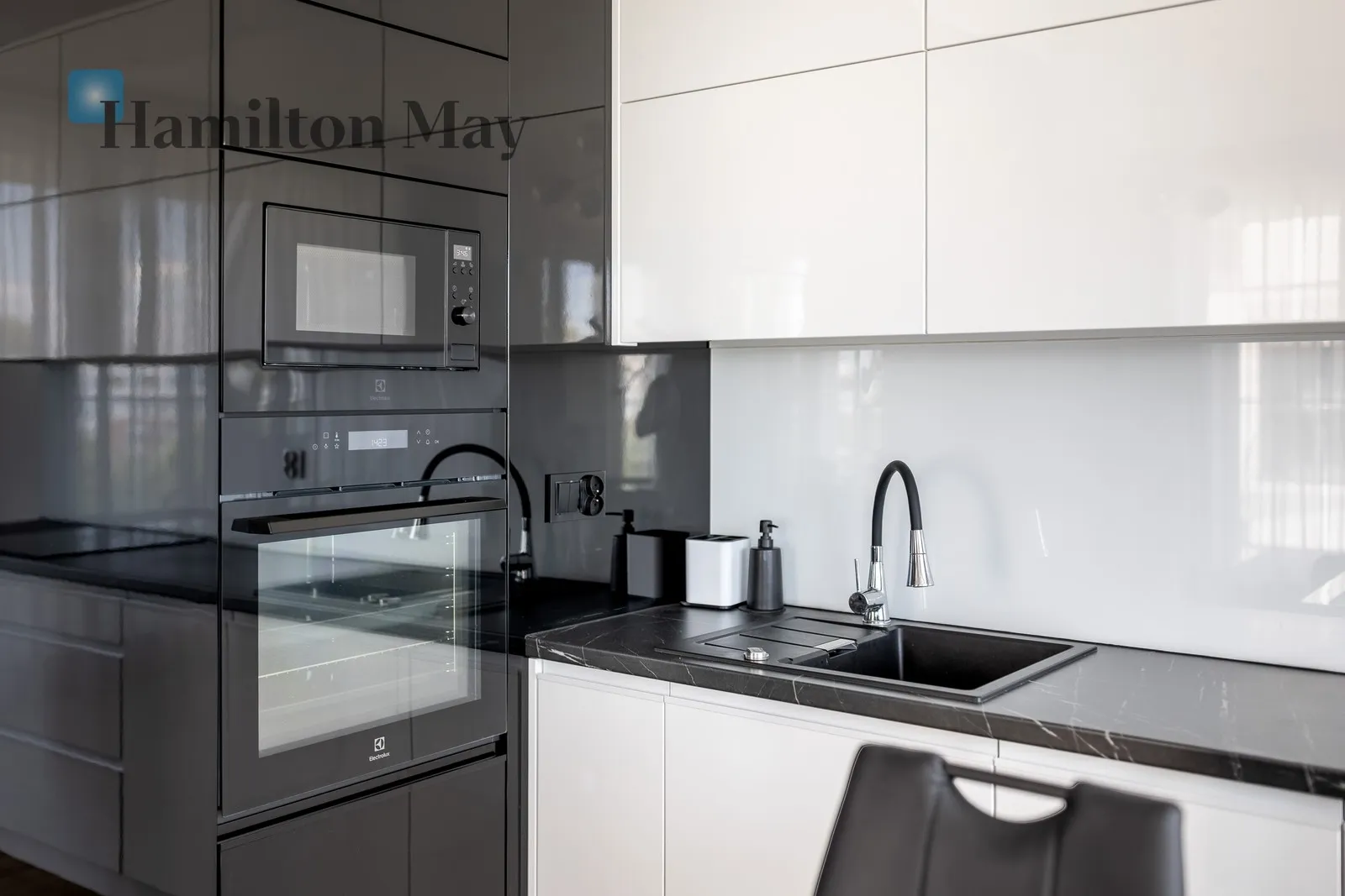 Price: 4500 PLN Bedrooms: 1 Bathrooms: 1 Size: 60m2 - slider