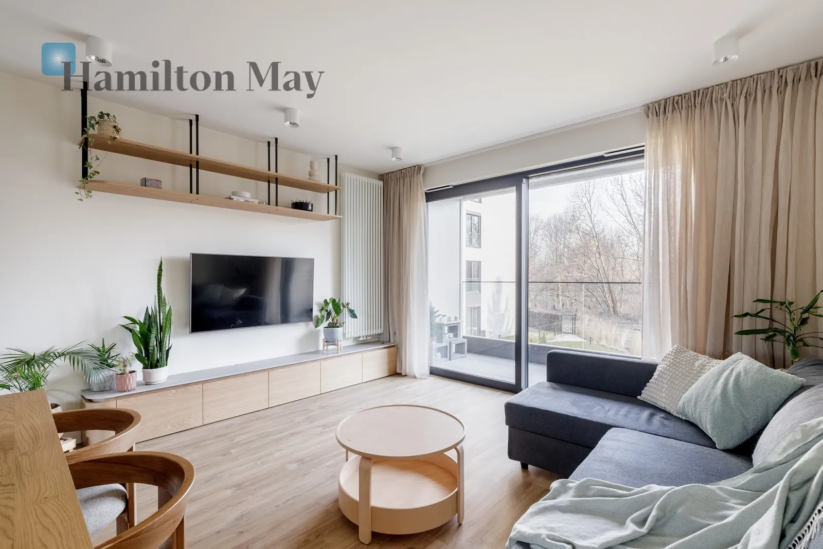 City: Kraków Street: Aleja Jana Pawła II Region: Prądnik Czerwony Subregion: Wieczysta Distance to centre: 3.68 km Level: 1 Price: 7600 PLN Bedrooms: 3 Bathrooms: 2 Size: 87.32m2 - slider