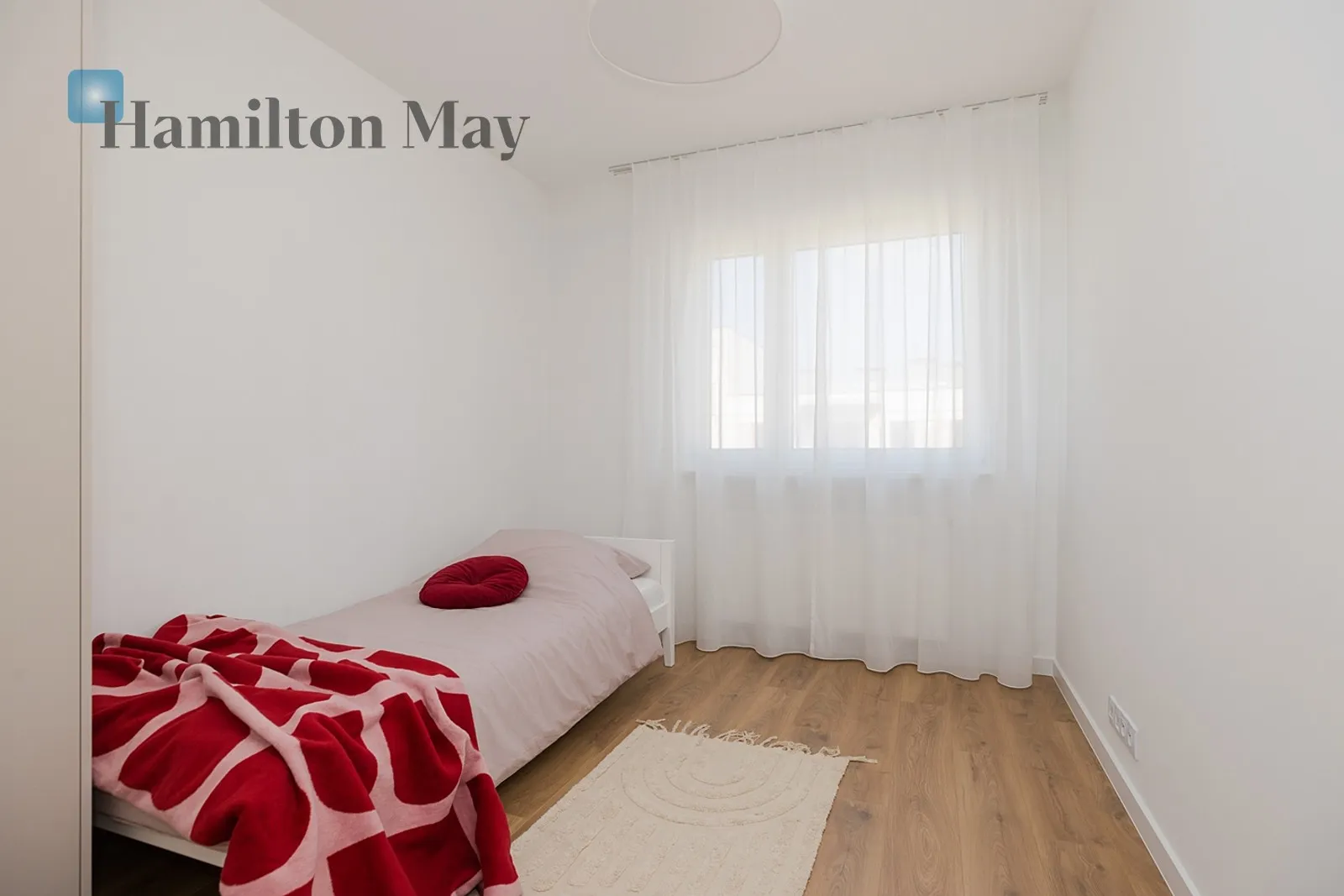 Street: Żupnicza Region: Praga-Południe Subregion: Kamionek Distance to centre: 4.69 km Level: 1 Price: 1490000 PLN Bedrooms: 3 - slider