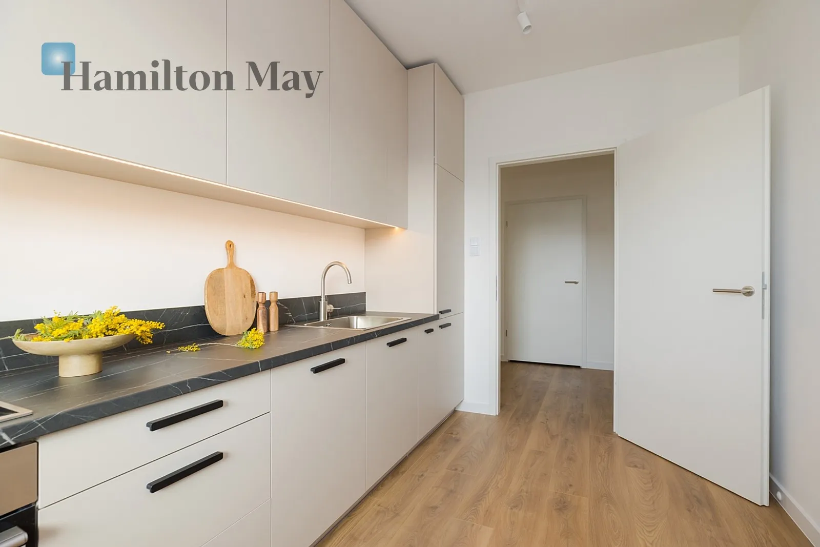 Street: Żupnicza Region: Praga-Południe Subregion: Kamionek Distance to centre: 4.69 km Level: 1 Price: 1490000 PLN Bedrooms: 3 Bathrooms: 2 - slider