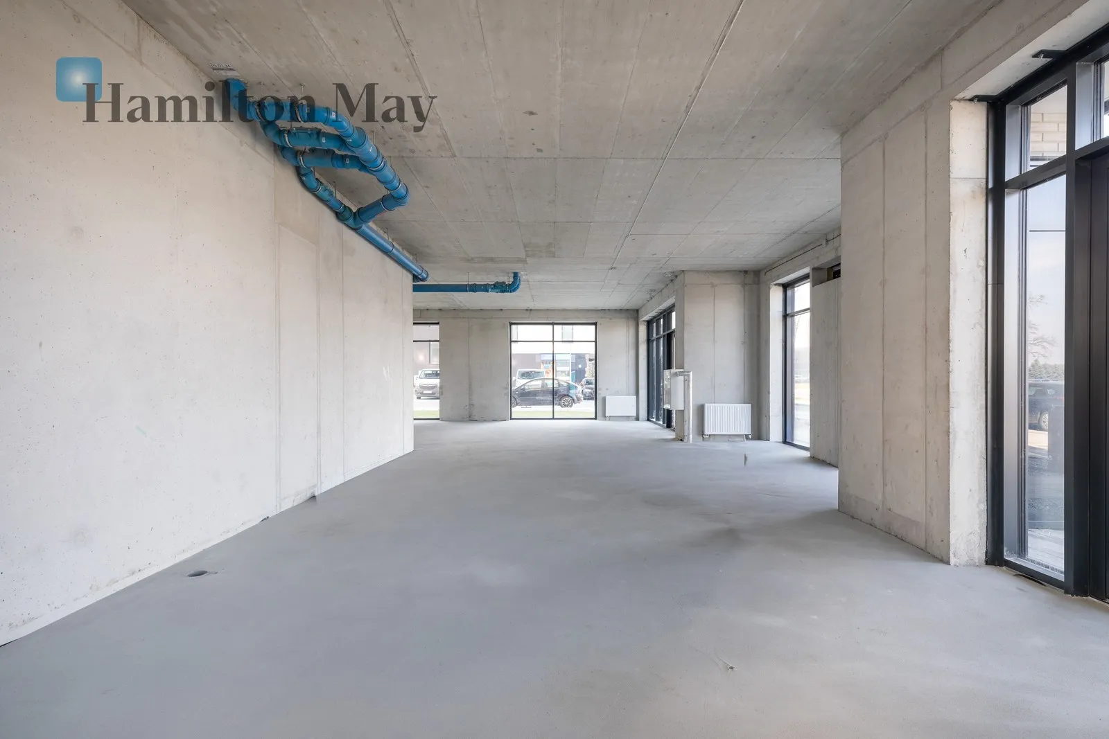 Просторе комерційне приміщення з паркінгом - slider