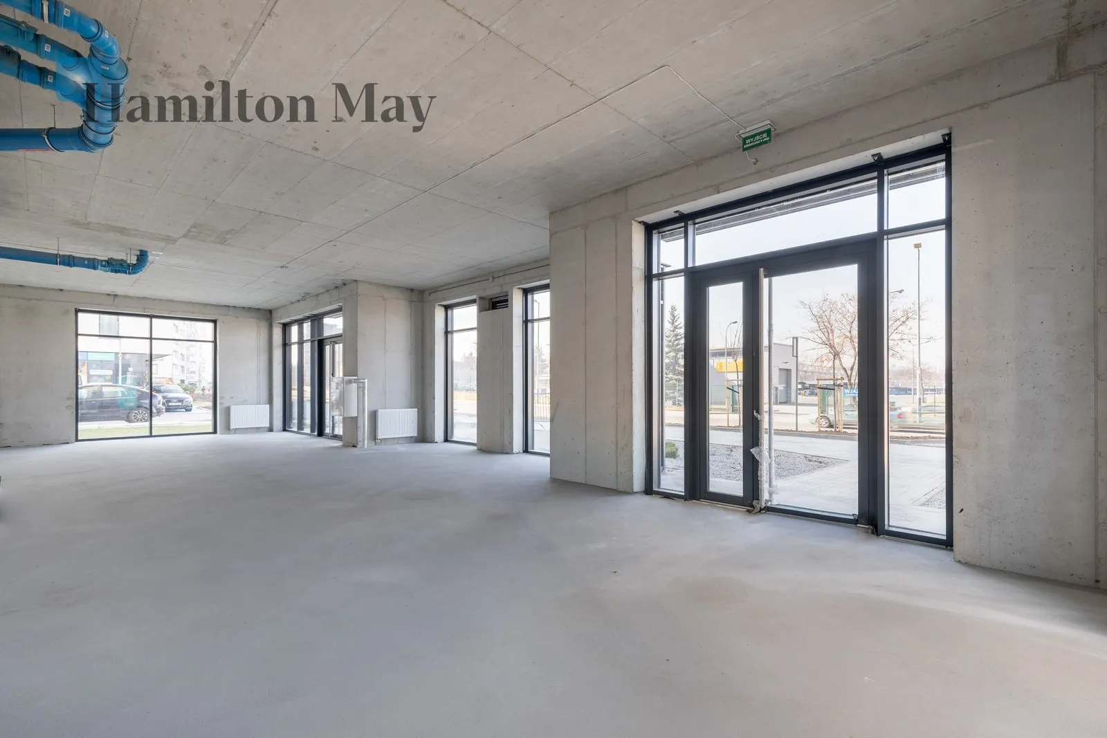 Просторе комерційне приміщення з паркінгом - slider