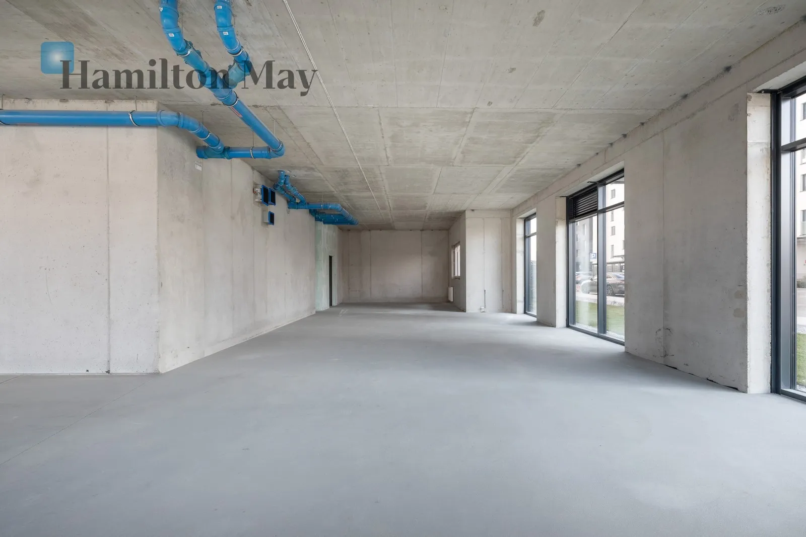 Просторе комерційне приміщення з паркінгом - slider