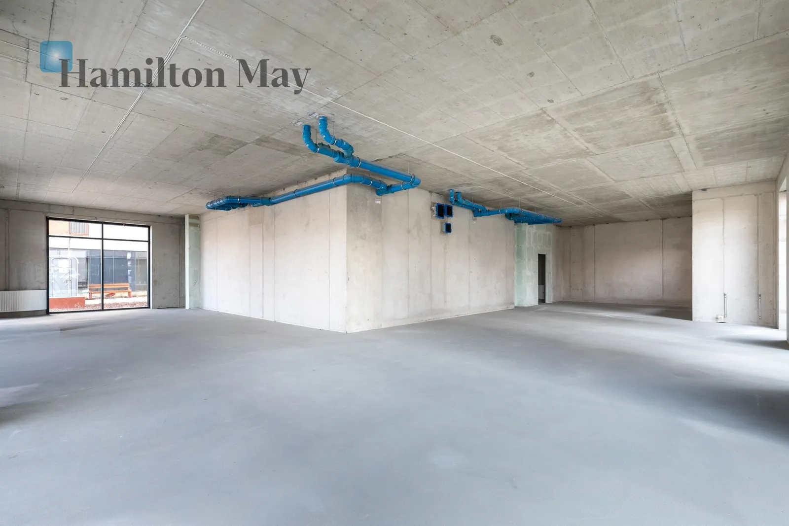 Просторе комерційне приміщення з паркінгом - slider