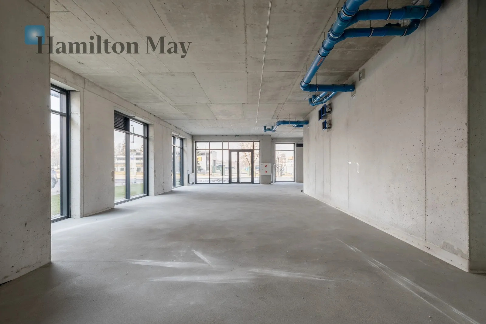 Просторе комерційне приміщення з паркінгом - slider