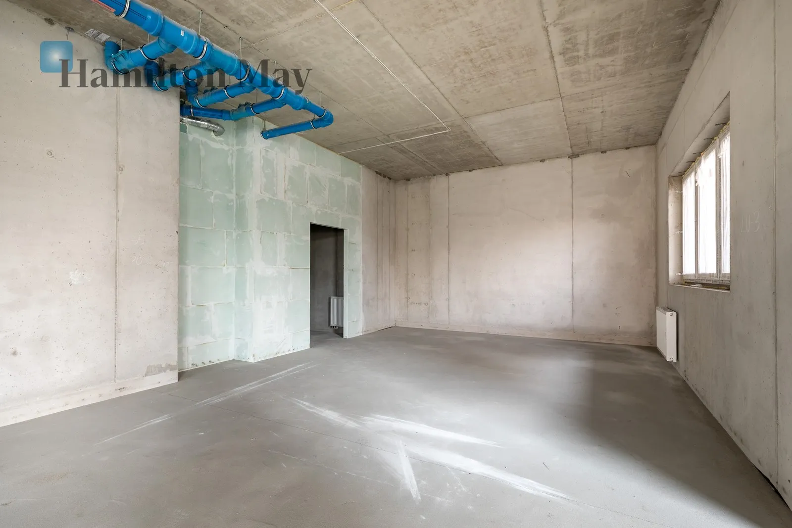 Просторе комерційне приміщення з паркінгом - slider