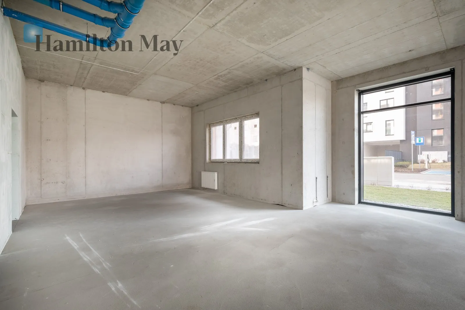 Просторе комерційне приміщення з паркінгом - slider