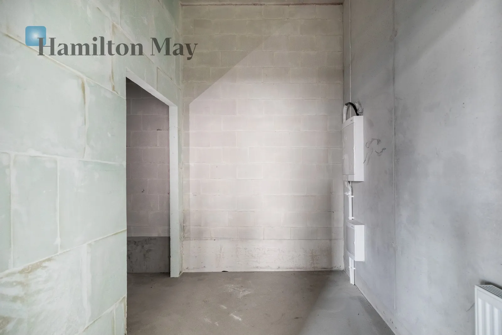 Просторе комерційне приміщення з паркінгом - slider