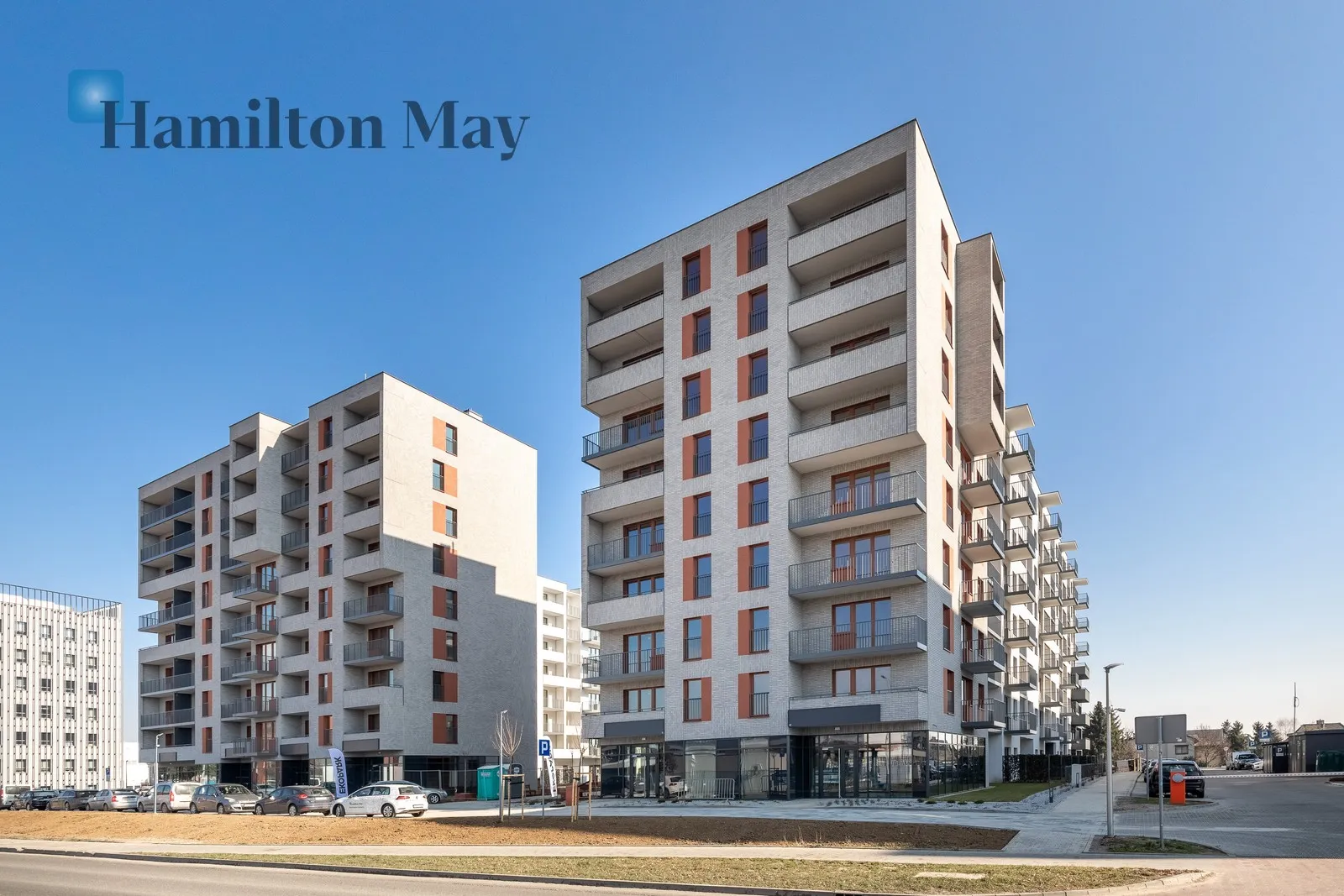 Просторе комерційне приміщення з паркінгом - slider