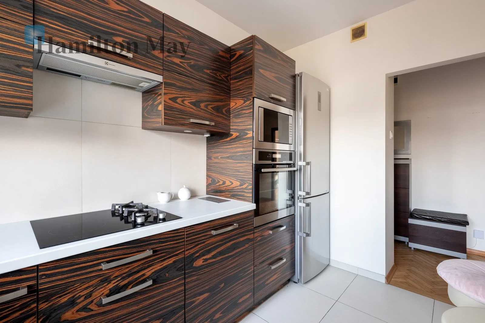 Distance to centre: 2 km Level: 4 Price: 2800 PLN Bedrooms: 1 Bathrooms: 1 Size: 49m2 - slider