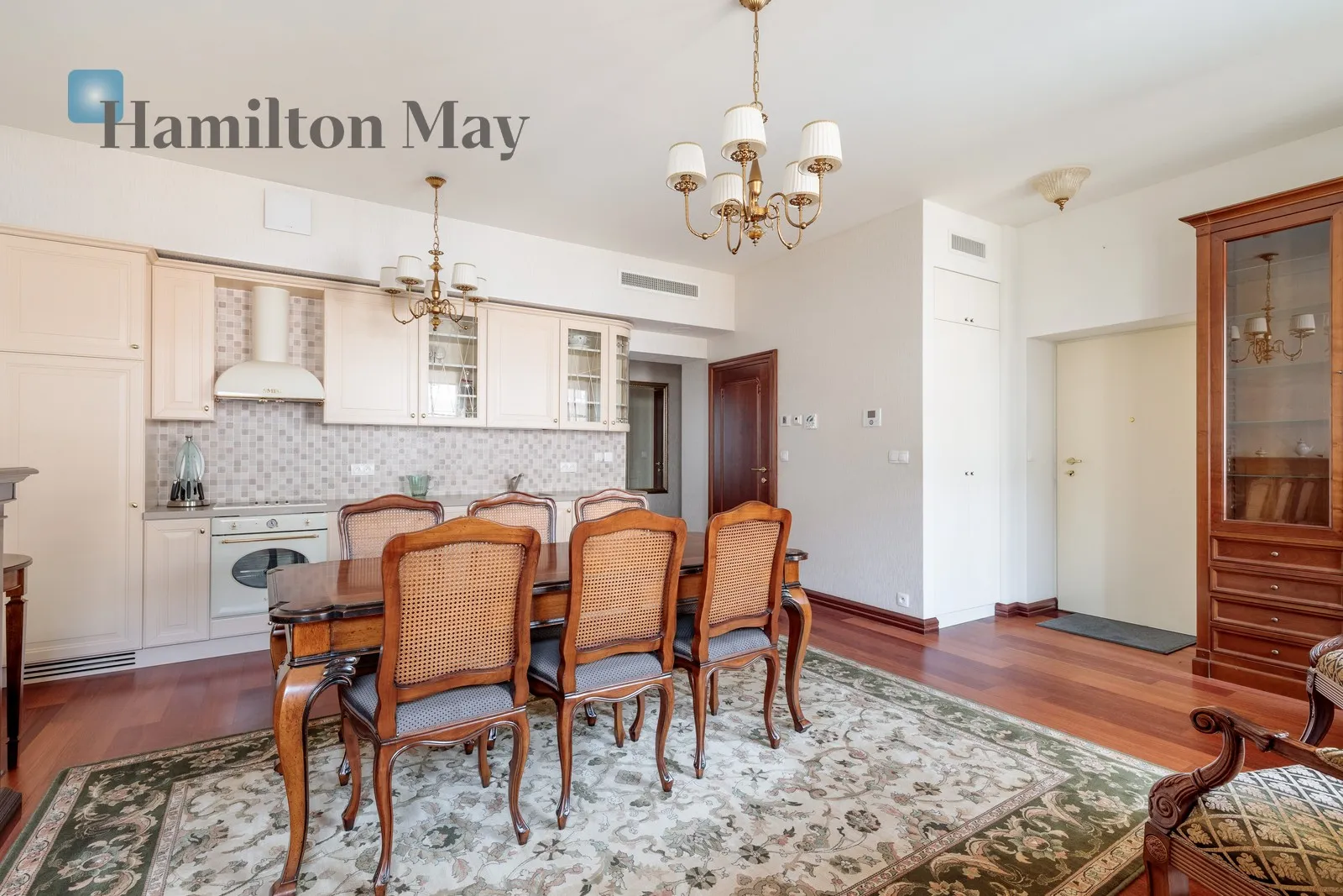 Street: Sukiennicza Region: Stare Miasto Distance to centre: 1.1 km Level: 2 Price: 5700 PLN Bedrooms: 2 Bathrooms: 1 Size: 71.2m2 - slider