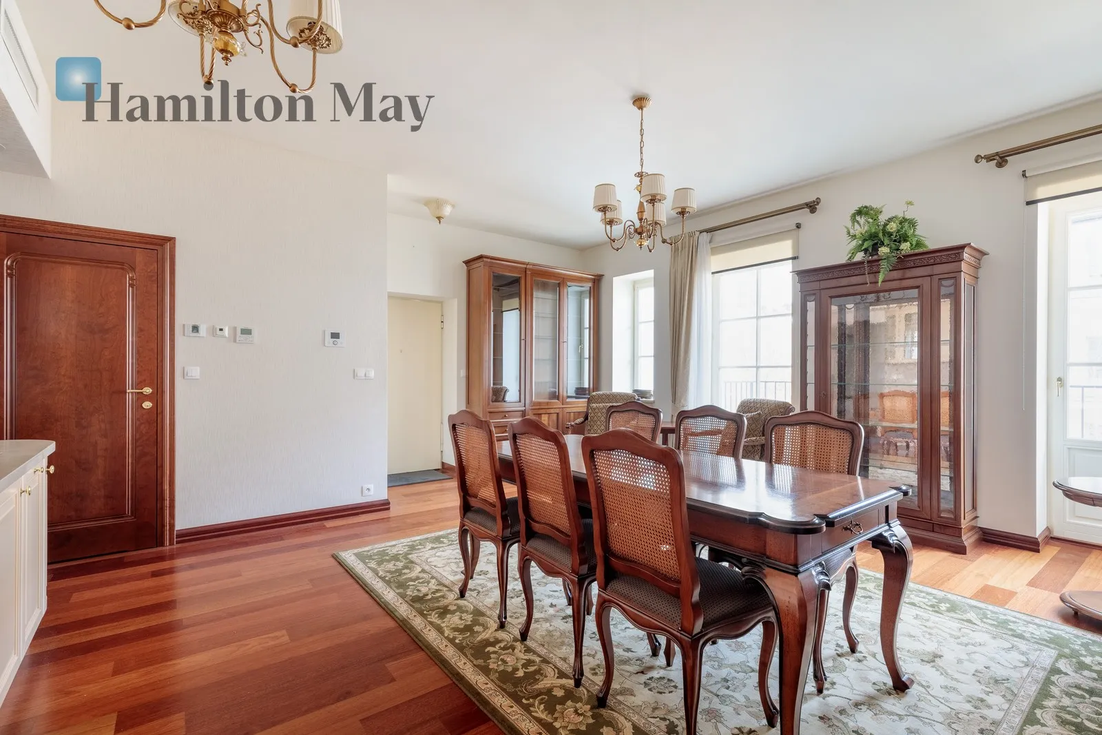 City: Kraków Street: Sukiennicza Region: Stare Miasto Distance to centre: 1.1 km Level: 2 Price: 5700 PLN Bedrooms: 2 - slider