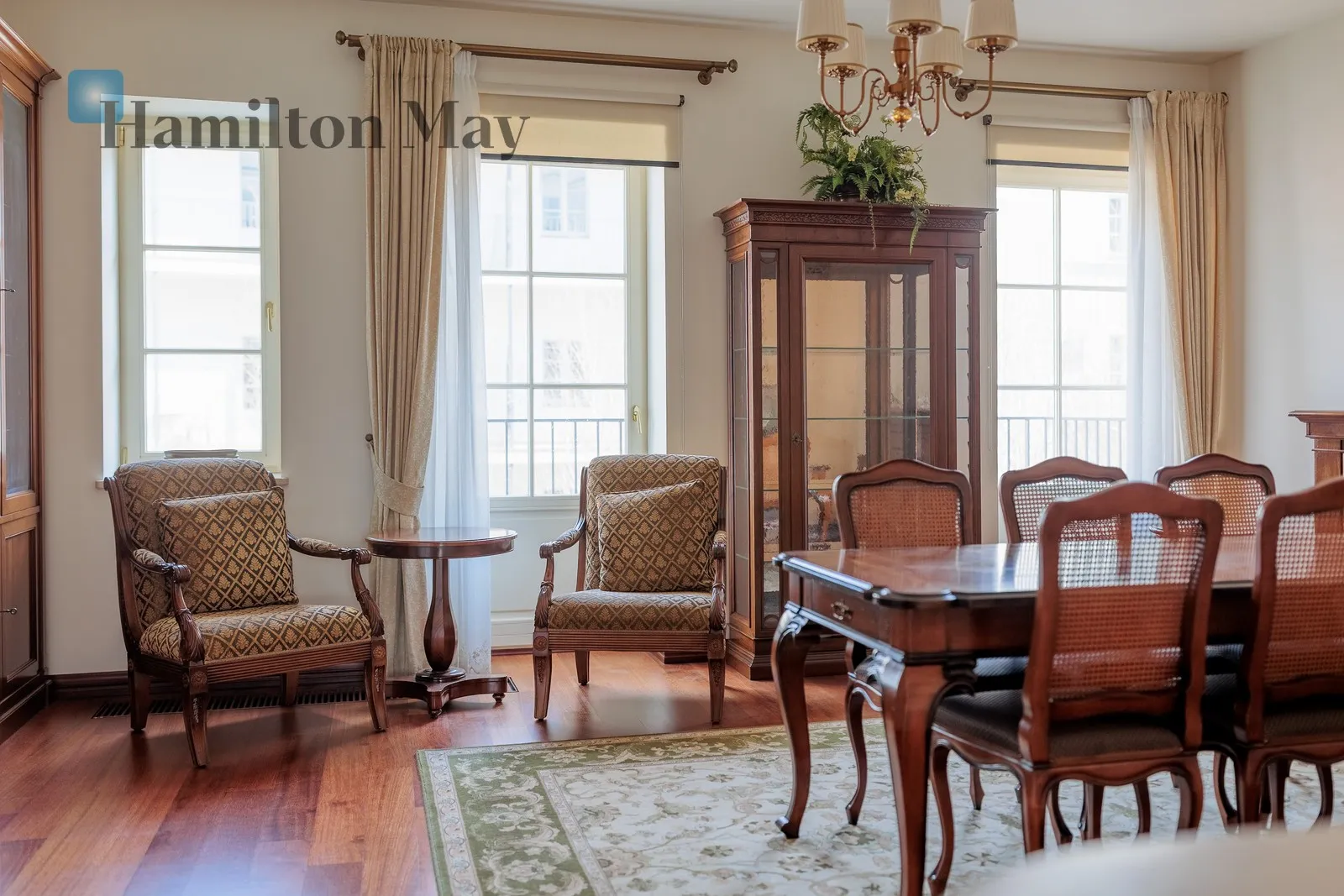 Street: Sukiennicza Region: Stare Miasto Distance to centre: 1.1 km Level: 2 Price: 5700 PLN Bedrooms: 2 Bathrooms: 1 - slider