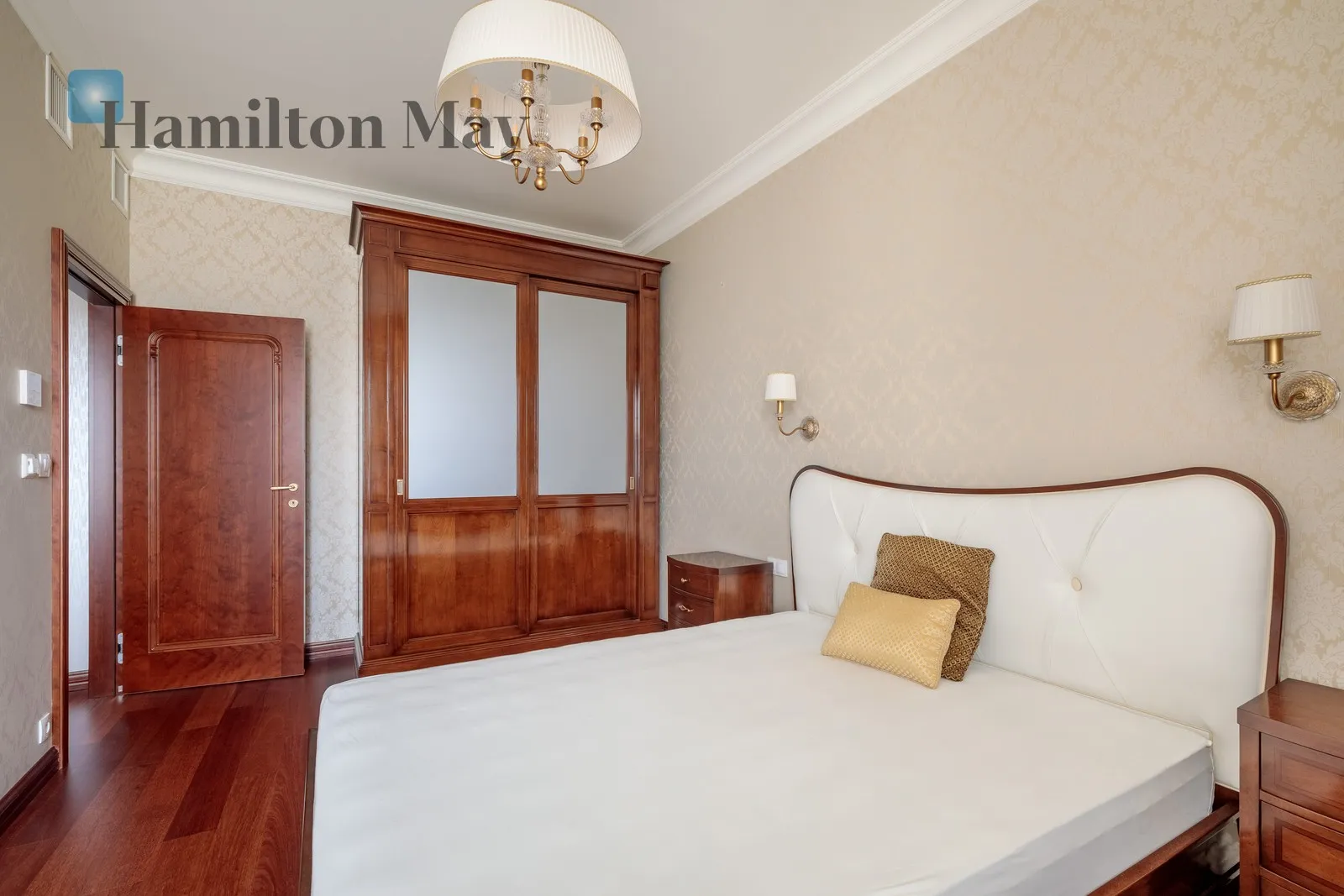 City: Kraków Street: Sukiennicza Region: Stare Miasto Distance to centre: 1.1 km Level: 2 - slider