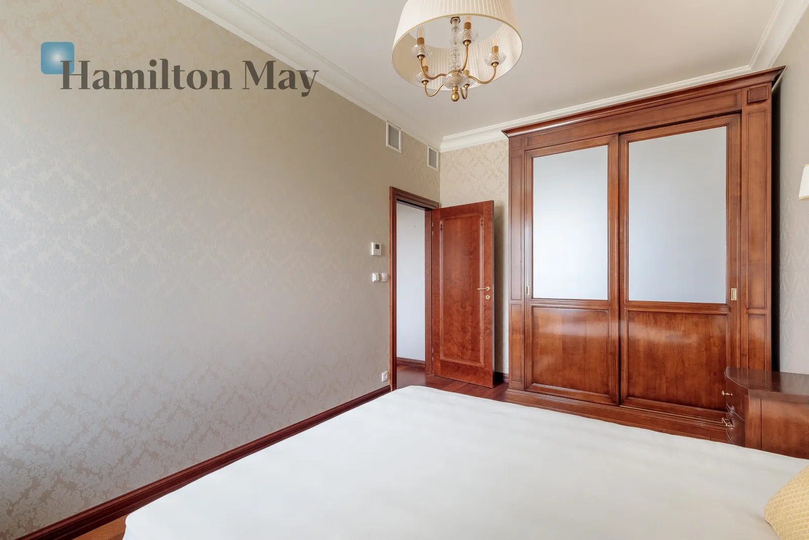 Street: Sukiennicza Region: Stare Miasto Distance to centre: 1.1 km Level: 2 Price: 5700 PLN - slider