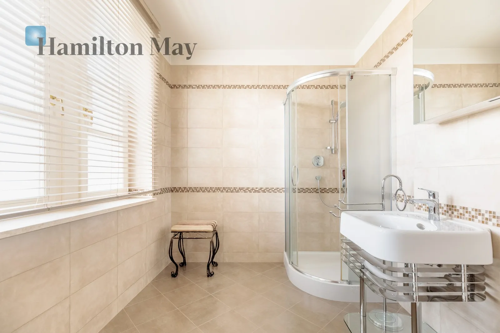 Street: Sukiennicza Region: Stare Miasto Distance to centre: 1.1 km Level: 2 - slider