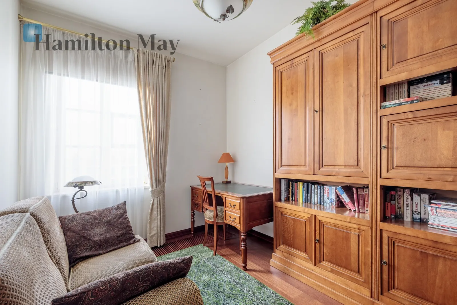 Distance to centre: 1.1 km Level: 2 Price: 5700 PLN Bedrooms: 2 - slider