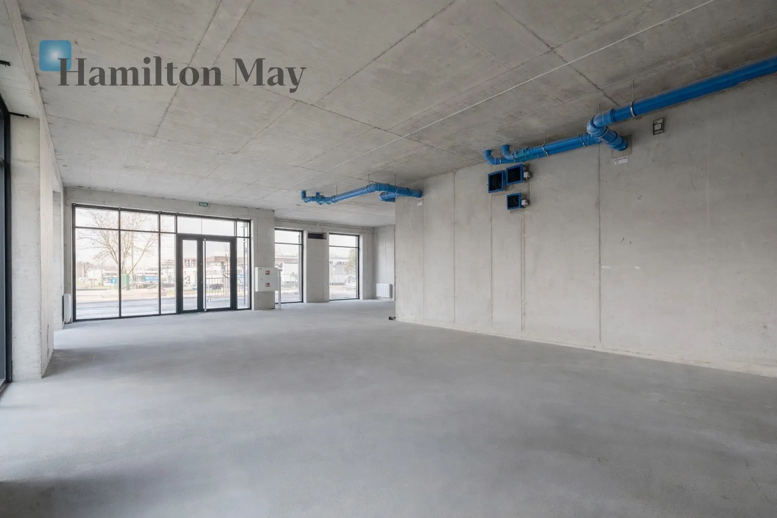 Просторе комерційне приміщення з паркінгом - slider