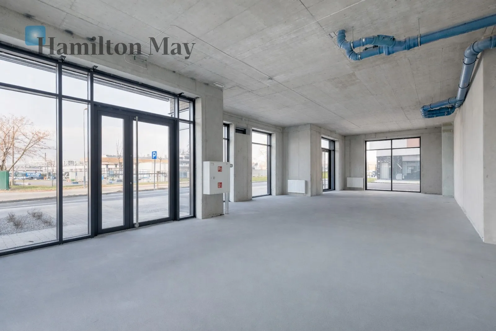 Просторе комерційне приміщення з паркінгом - slider