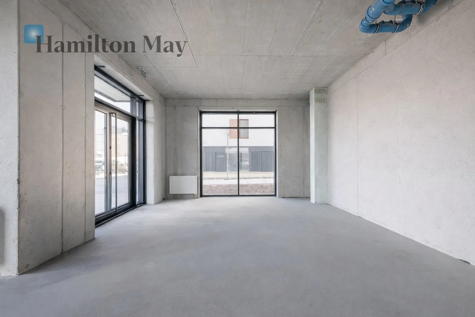 Просторе комерційне приміщення з паркінгом - slider