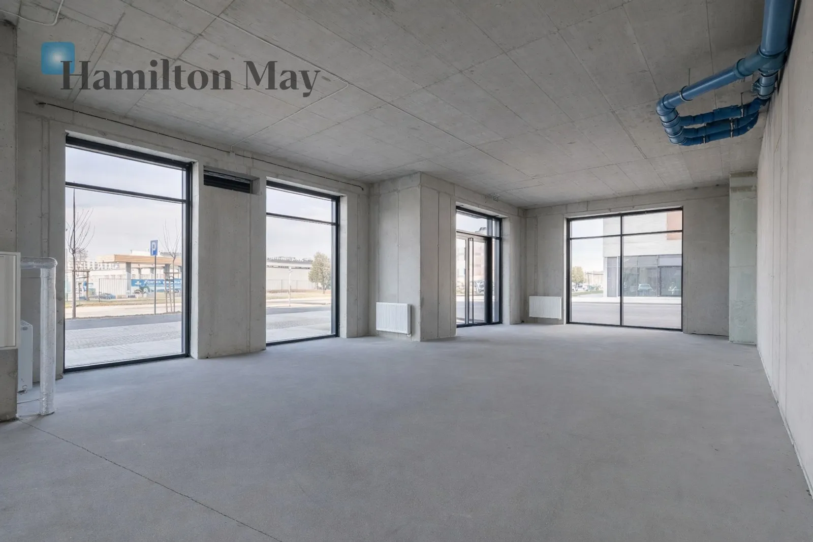 Просторе комерційне приміщення з паркінгом - slider