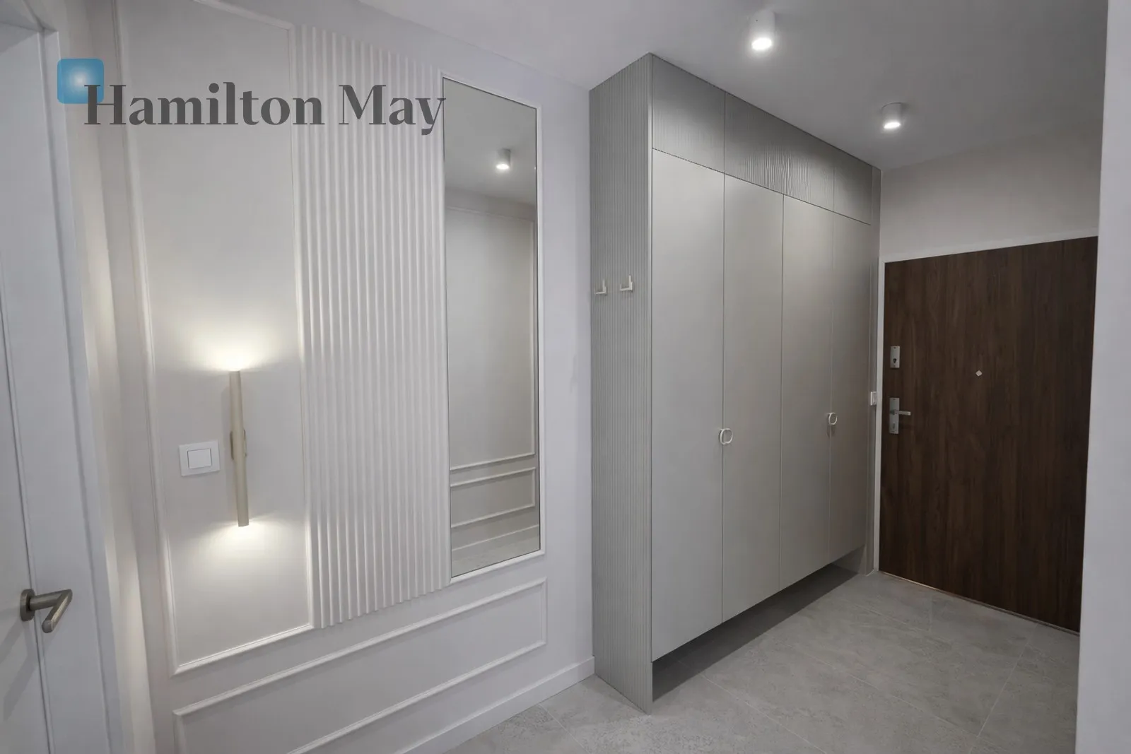 Сучасна квартира з унікальним оздобленням - тристороннє виходу з балконом - slider