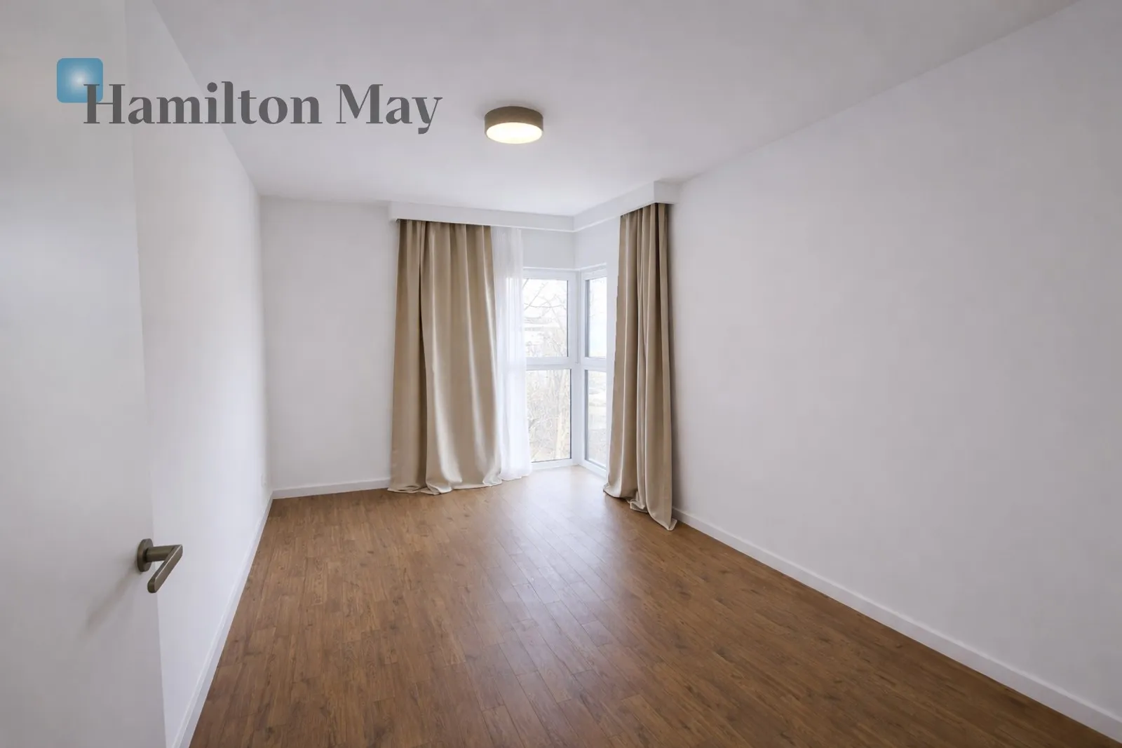 Сучасна квартира з унікальним оздобленням - тристороннє виходу з балконом - slider