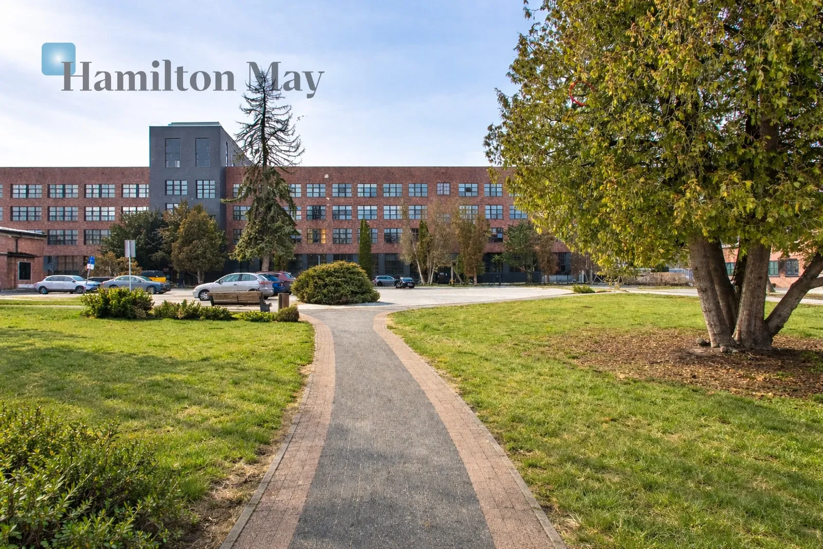 Unikatowy lokal użytkowy/kawalerka   o wysokości 5 m, z dodatkową antresolą pełniącą funkcję sypialni / strefy relaks. Możliwość wykończenia pod klucz.  - slider