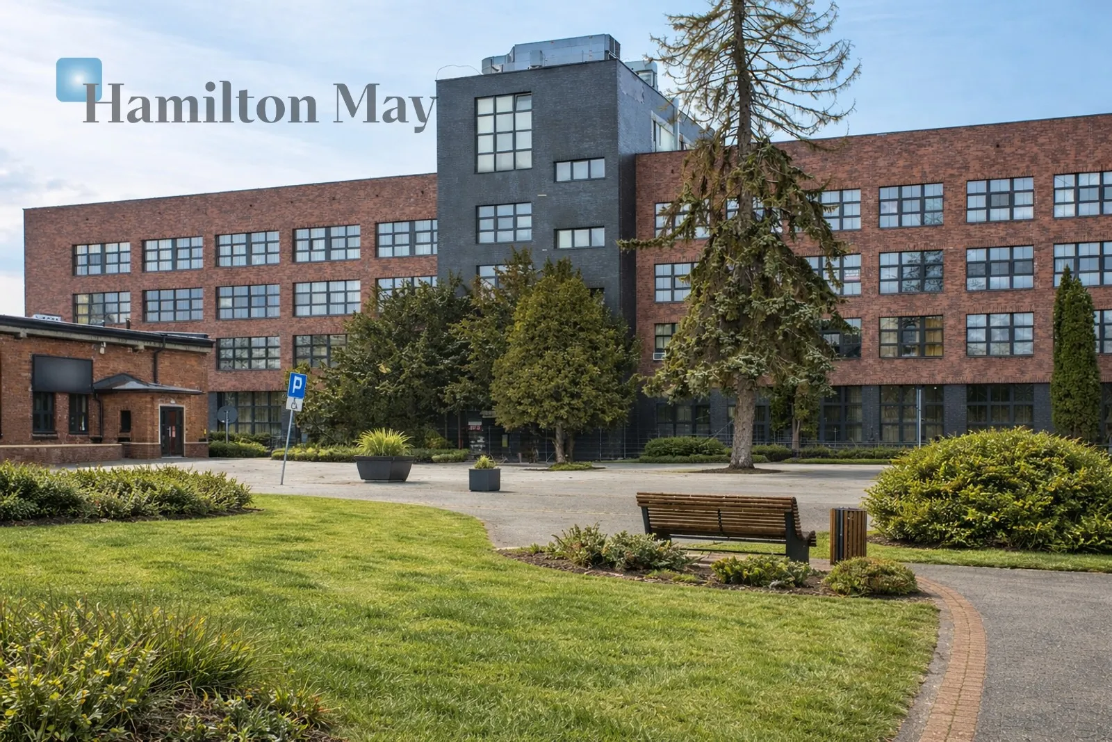 Unikatowy lokal użytkowy/kawalerka   o wysokości 5 m, z dodatkową antresolą pełniącą funkcję sypialni / strefy relaks. Możliwość wykończenia pod klucz.  - slider