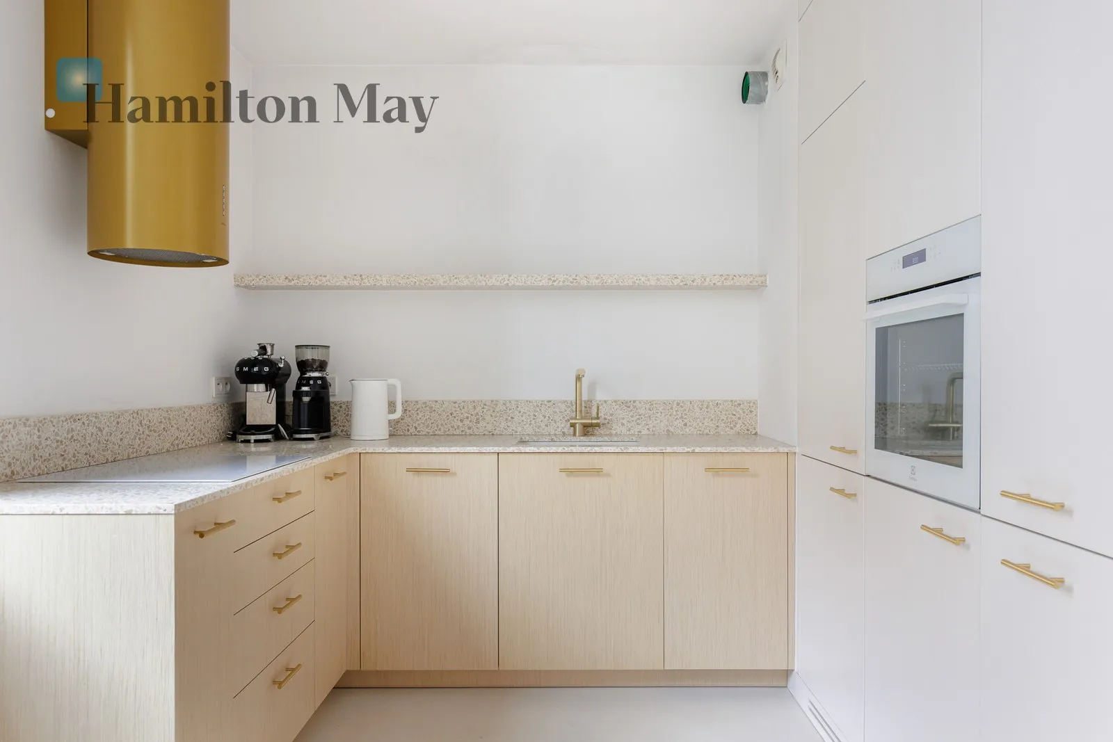 Street: Targowa Region: Praga-Północ Subregion: Stara Praga Distance to centre: 2.99 km Level: 2 Price: 1350000 PLN Bedrooms: 1 Bathrooms: 2 Size: 35m2 - slider