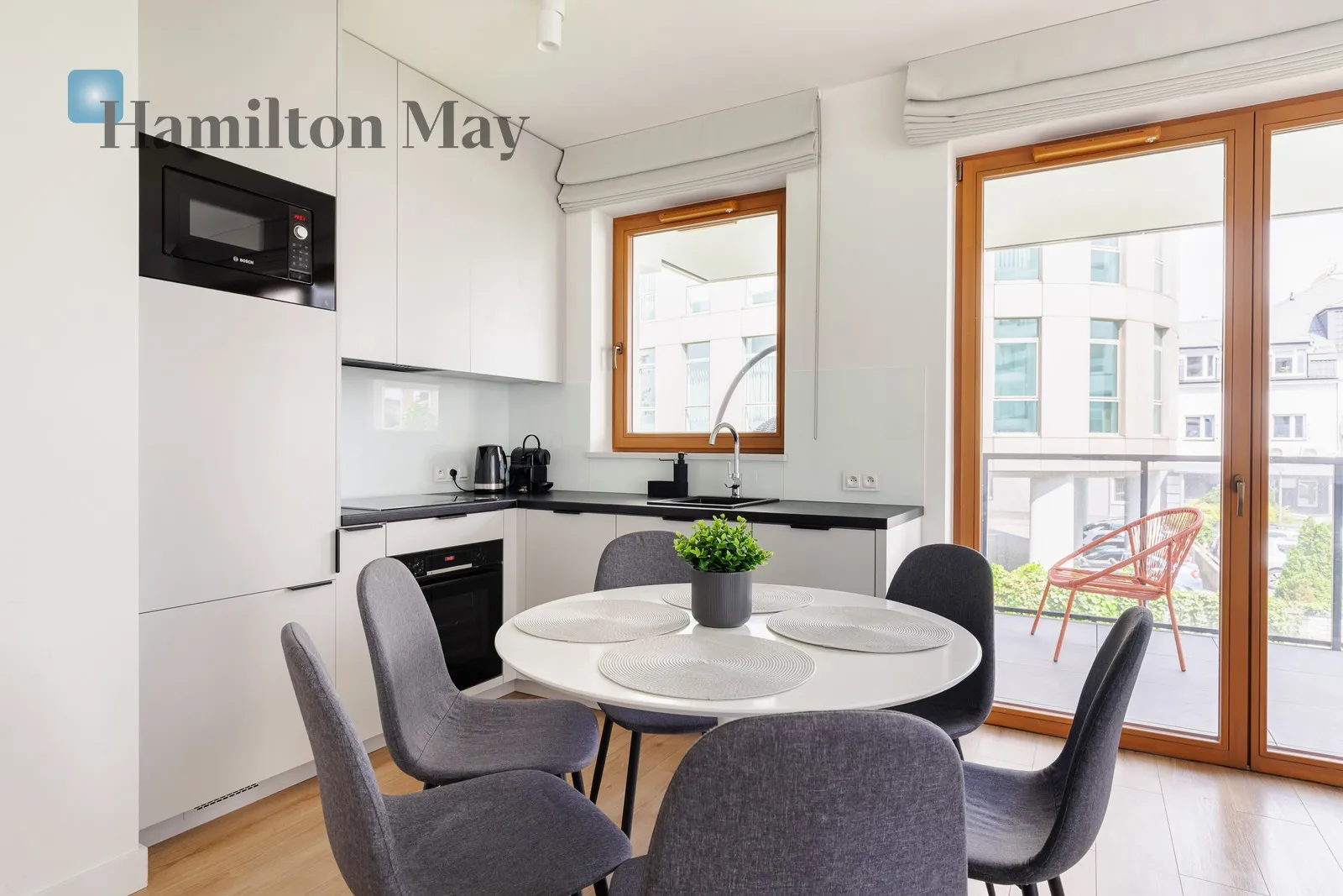 Street: Ludwiki Region: Wola Subregion: Czyste Distance to centre: 3.16 km Level: 1 Price: 8100 PLN Bedrooms: 2 Bathrooms: 2 Size: 58m2 - slider