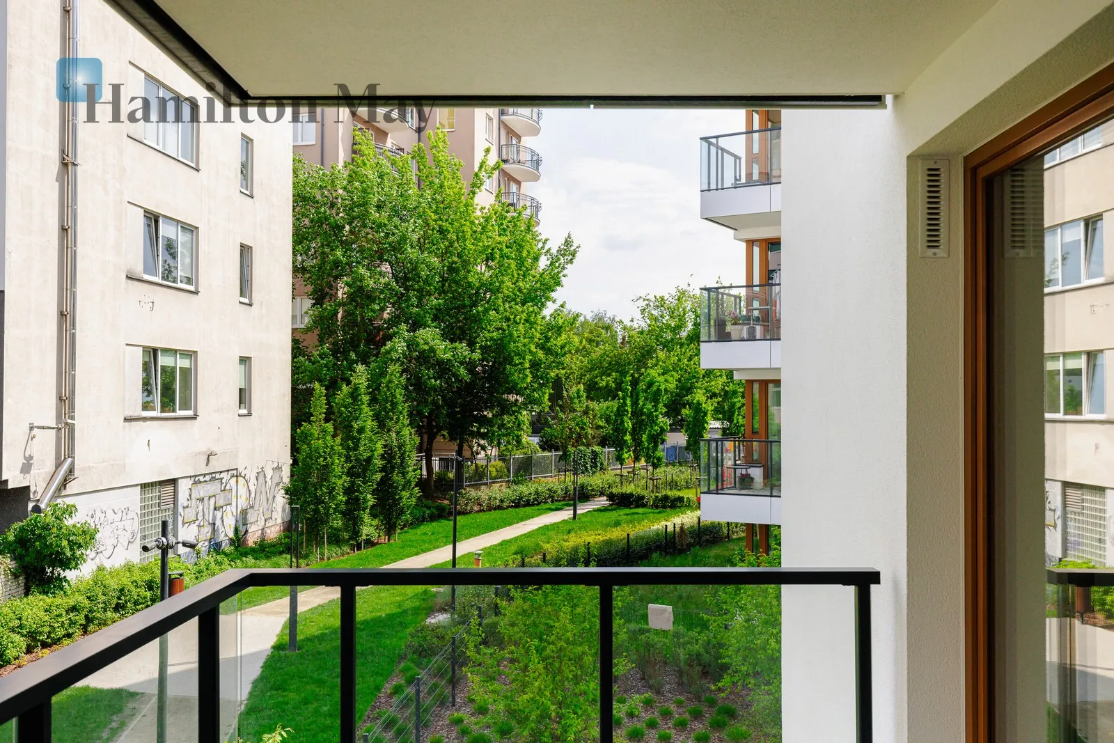 Subregion: Czyste Distance to centre: 3.16 km Level: 1 Price: 8100 PLN Bedrooms: 2 Bathrooms: 2 Size: 58m2 - slider