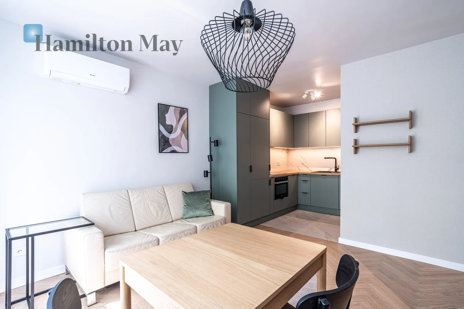 Street: Łobzowska Region: Stare Miasto Subregion: Piasek Distance to centre: 1.16 km Level: 2 Price: 3300 PLN Bedrooms: 1 Bathrooms: 1 Size: 35.5m2 - slider