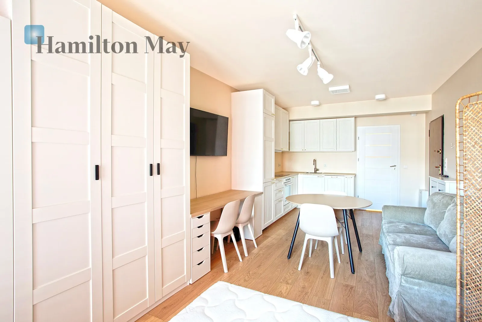 Street: Przemysłowa Region: Podgórze Subregion: Zabłocie Distance to centre: 2.19 km Level: 6 Price: 769000 PLN Bedrooms: 0 Bathrooms: 1 Size: 32.5m2 - slider