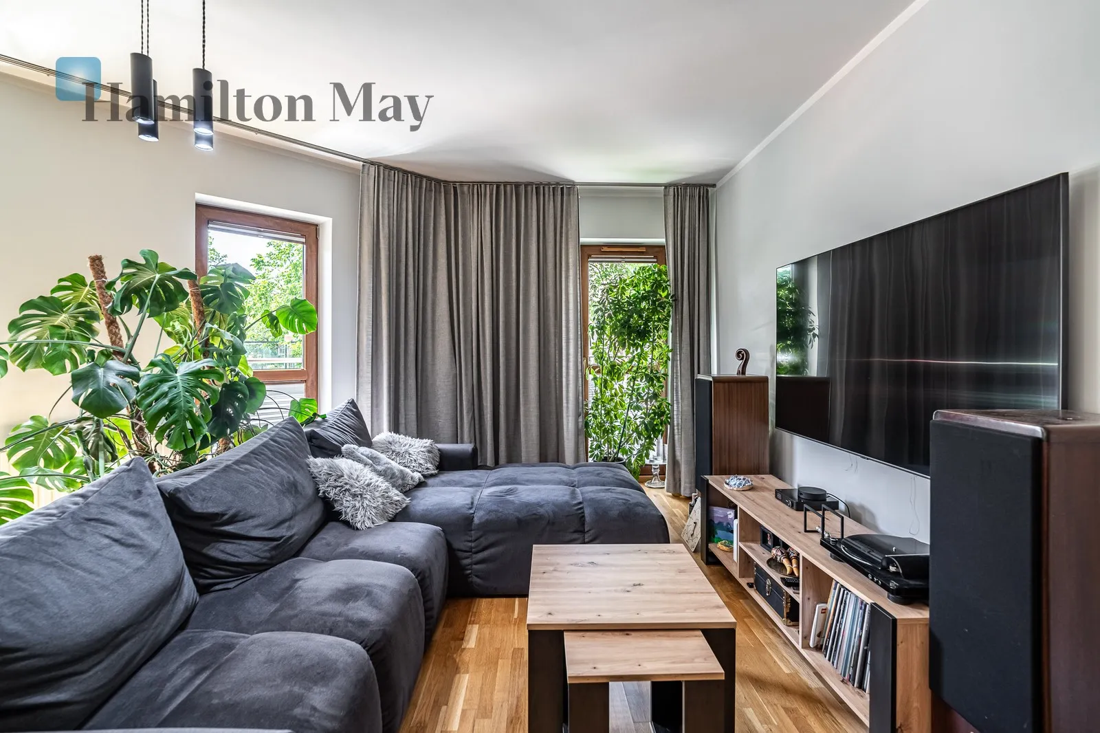 City: Kraków Street: Kazimierza Pułaskiego Region: Dębniki Distance to centre: 1.47 km Level: 1 Price: 6700 PLN Bedrooms: 4 Bathrooms: 2 - slider
