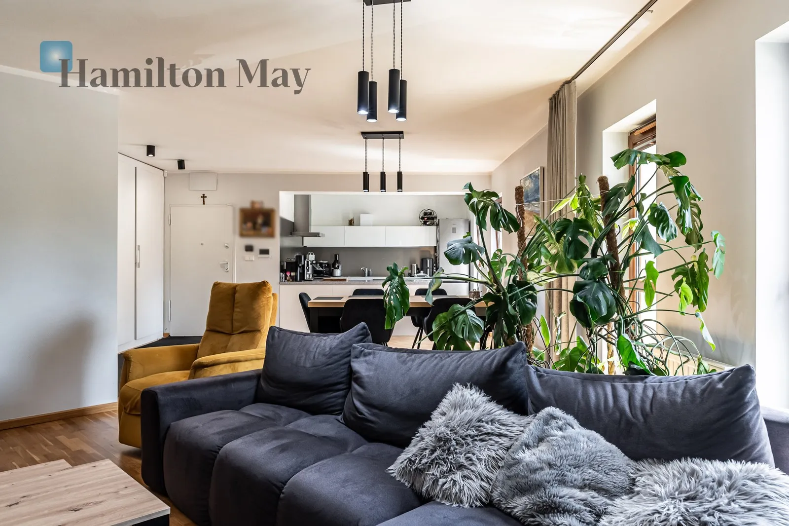Street: Kazimierza Pułaskiego Region: Dębniki Distance to centre: 1.47 km Level: 1 Price: 6700 PLN Bedrooms: 4 Bathrooms: 2 Size: 164m2 Price/m2: 41 PLN - slider