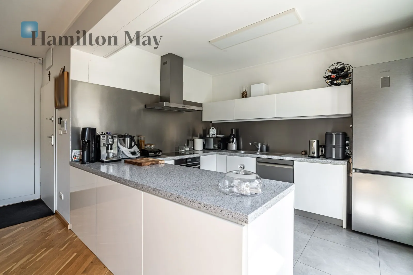 Distance to centre: 1.47 km Level: 1 Price: 6700 PLN Bedrooms: 4 Bathrooms: 2 Size: 164m2 Price/m2: 41 PLN - slider