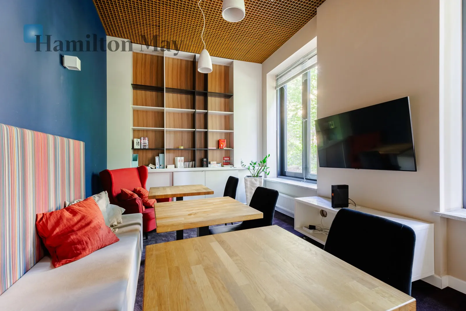 Street: Ogrodowa Region: Wola Subregion: Mirów Distance to centre: 1.85 km Level: 2 Price: 4700 PLN Bedrooms: 1 - slider