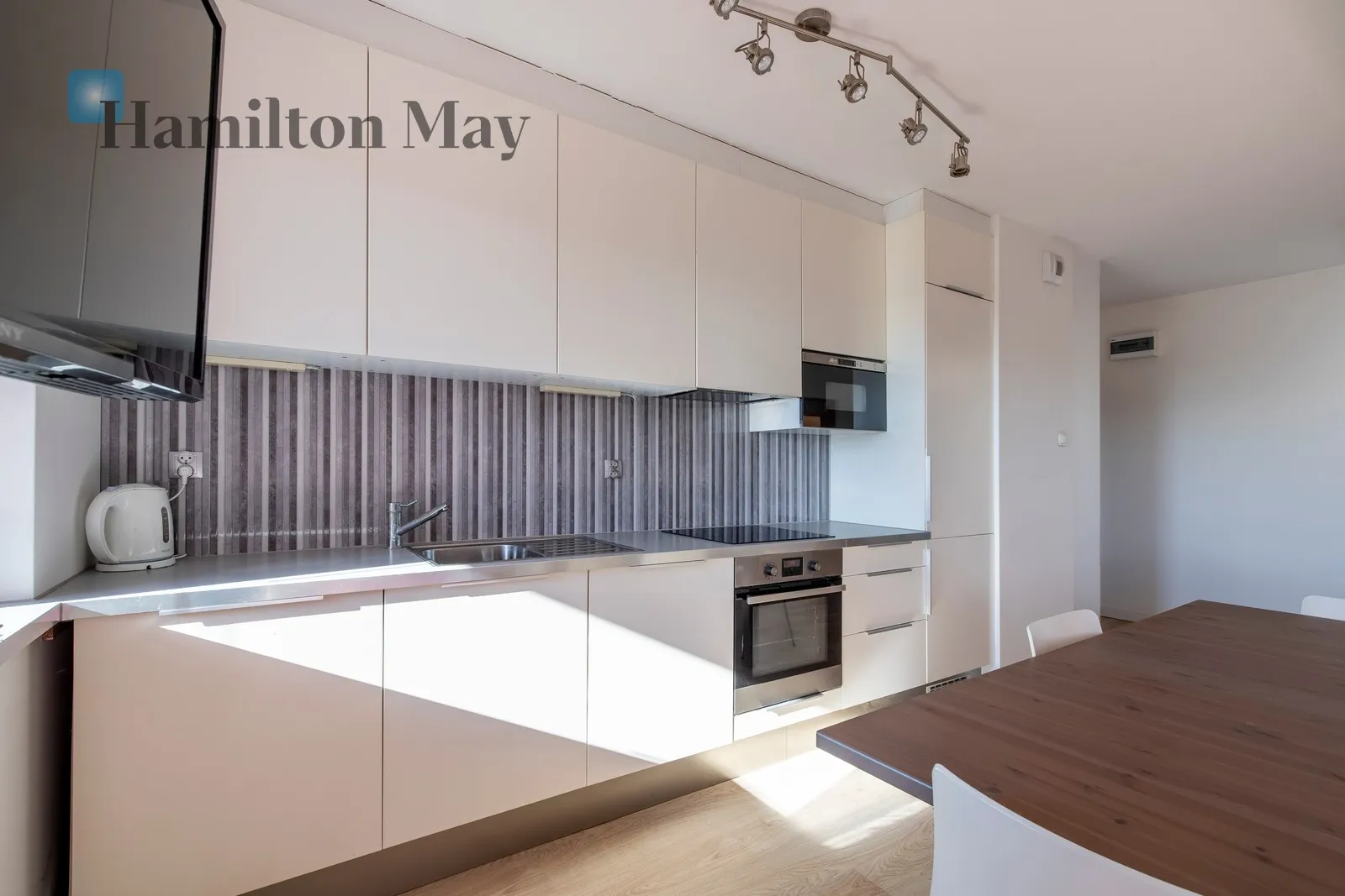 Spacious and bright apartment with a balcony in a green part of Krakow for sale – Zdunów Street - slider