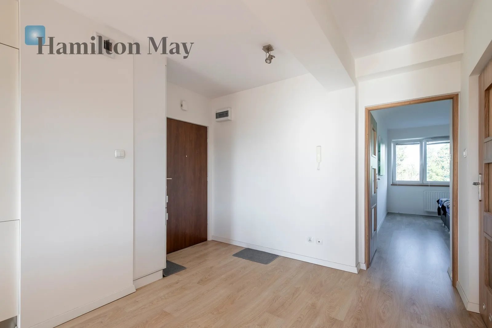 Spacious and bright apartment with a balcony in a green part of Krakow for sale – Zdunów Street - slider