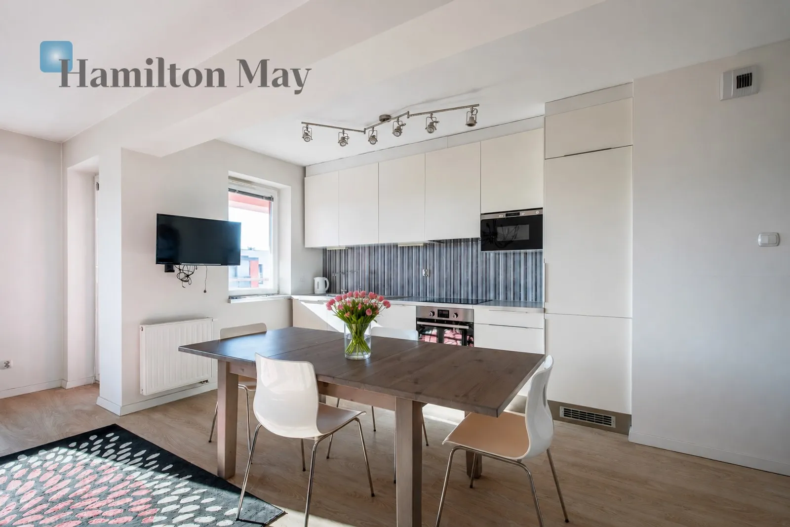 Spacious and bright apartment with a balcony in a green part of Krakow for sale – Zdunów Street - slider