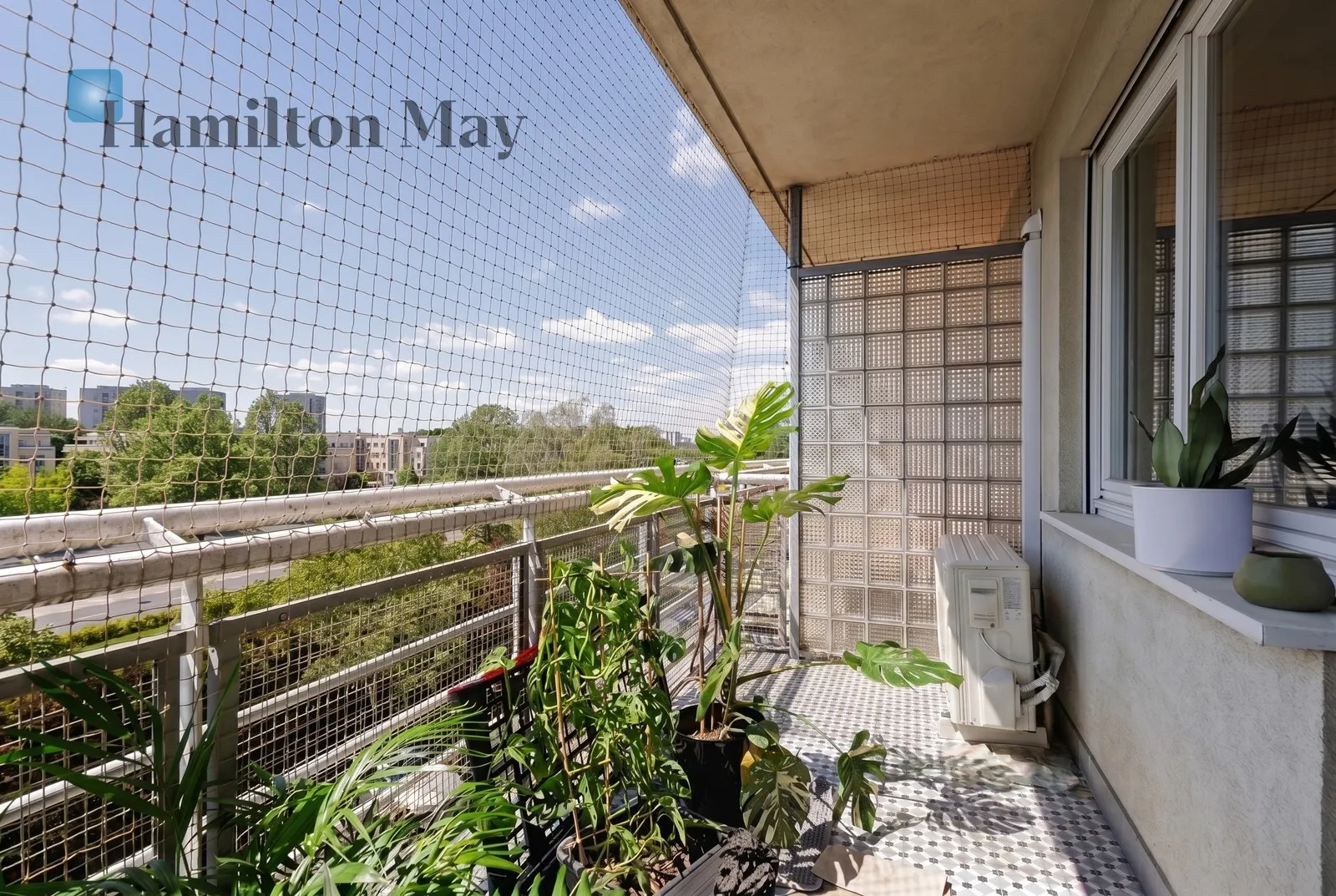 Subregion: Ursynów Centrum Distance to centre: 9.09 km Level: 3 Price: 1400000 PLN Bedrooms: 2 Bathrooms: 1 Size: 82m2 - slider